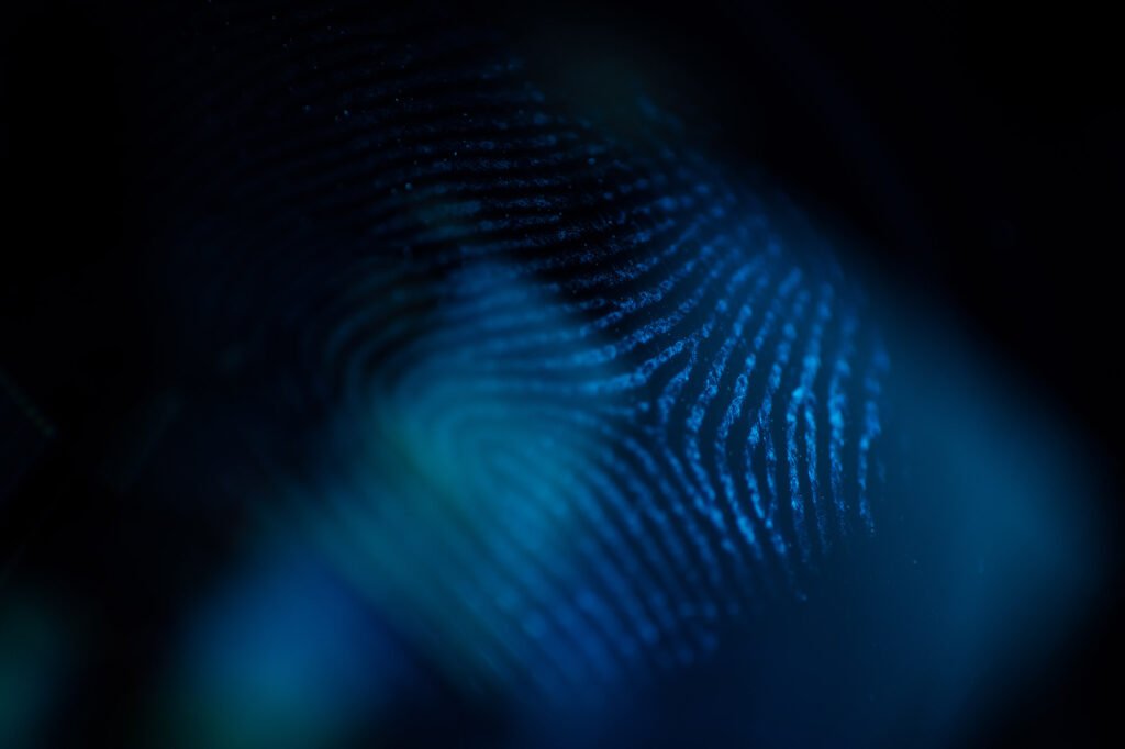 Blaues Fingerabdruck-Muster auf Schwarz