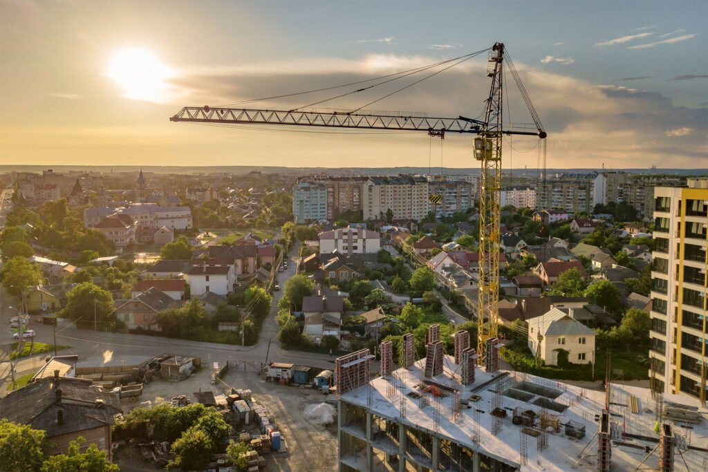 Baukran über einer Stadtlandschaft
