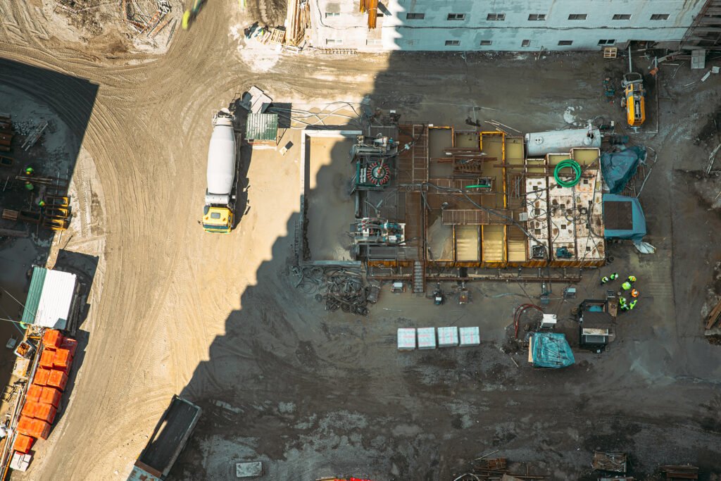 Bauplatz mit Maschinen und Materialien