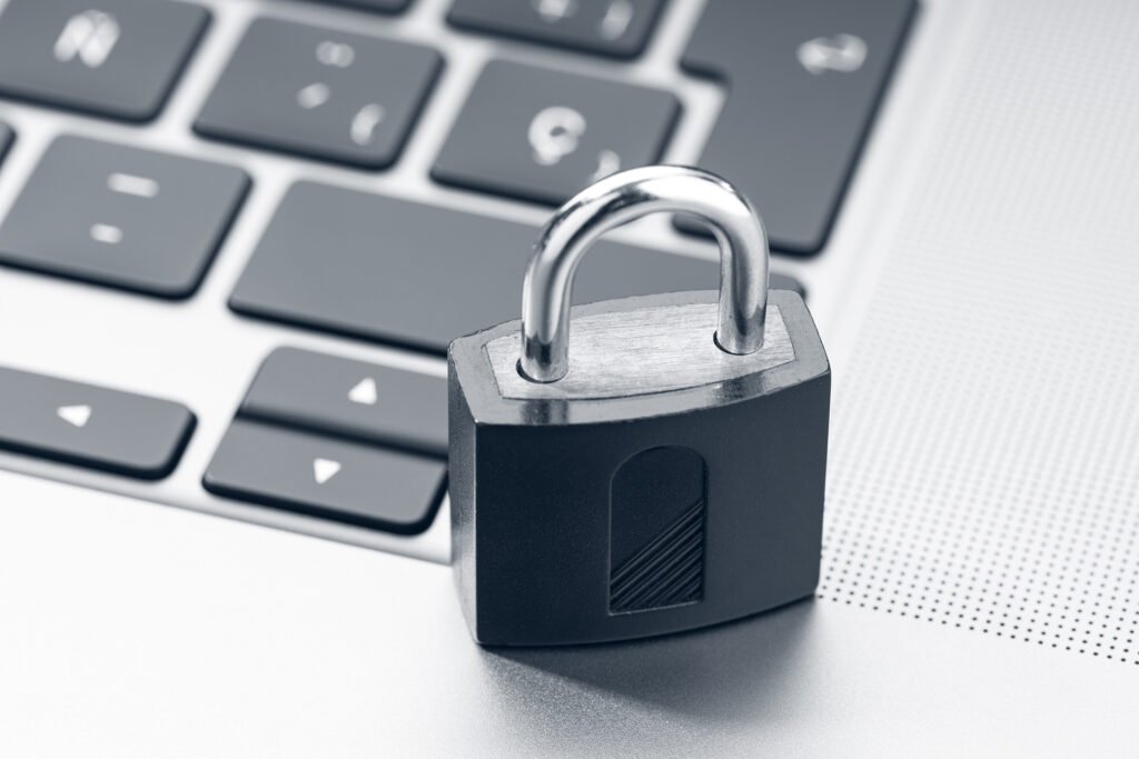 Schloss auf Laptop-Tastatur.