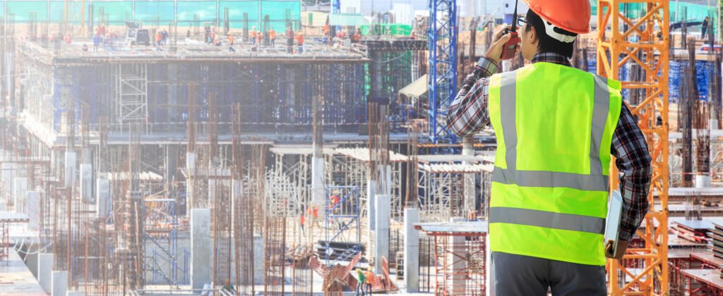 Ingenieur auf Baustelle mit Helm