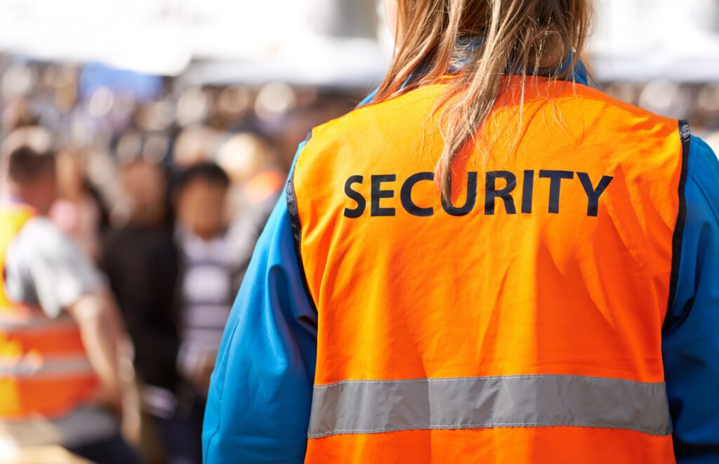 Sicherheitsbeamter in orangefarbener Weste