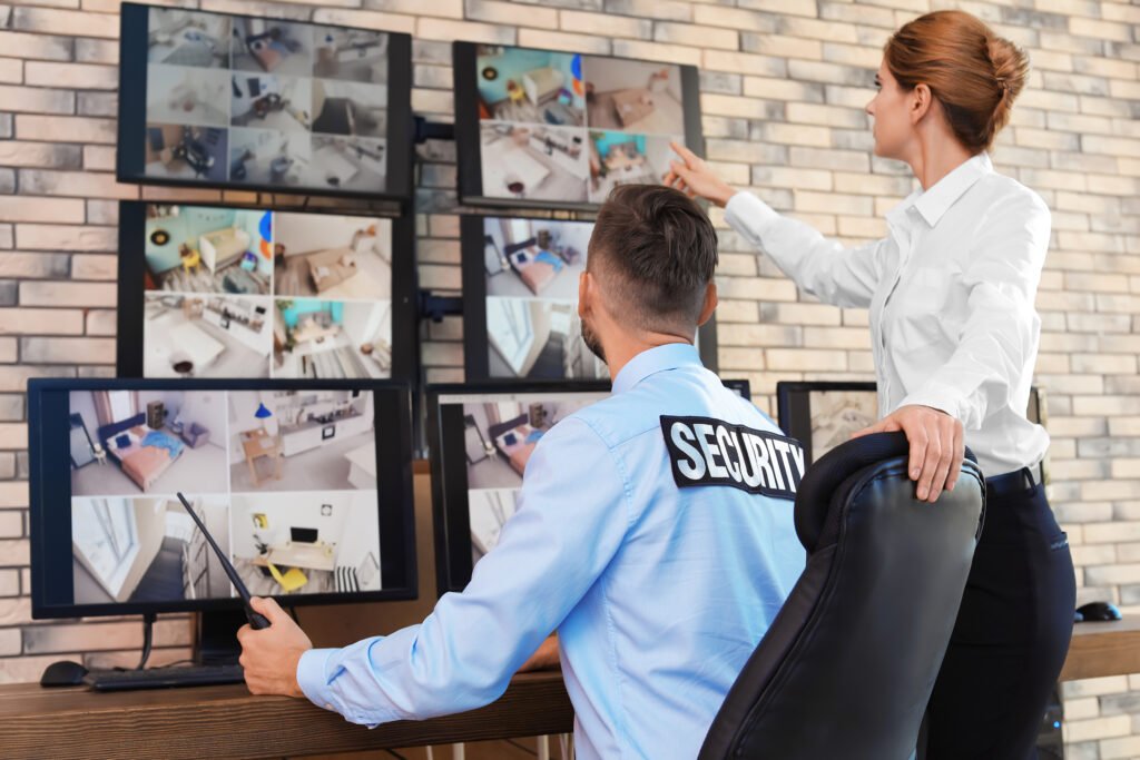 Sicherheitskräfte überwachen CCTV-Kameras.