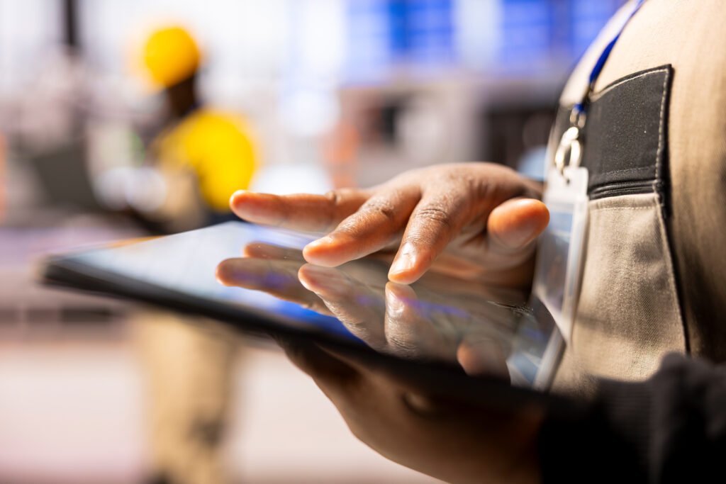 Techniker mit Tablet in Fabrik
